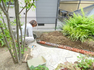 花壇に使用されていた枕木も取り除き・・・ 今回は、レンガを使用して花壇の復旧をしていきます。
