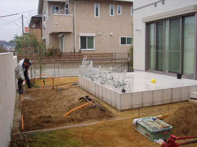 ブロックを積む場所の芝生を撤去した後に整地をしてコンクリートを打つための型枠をします。