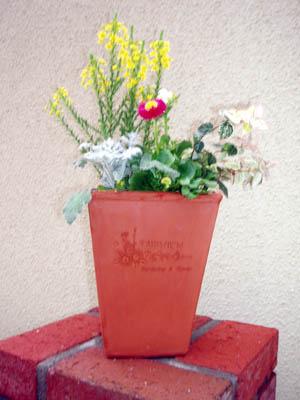 ポイントに当店の名前入りのテラコッタ鉢にお花を植えてオブジェにしました。