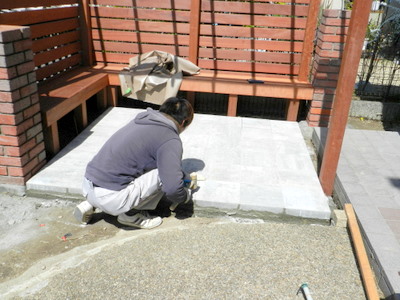 パーゴラのフロアはコンクリートの平板を敷いて仕上げます。