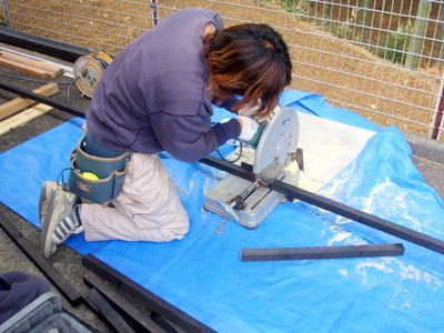 次は「和庭」の杉板フェンスのやり代えです。 寸法に合わせ、材料をカットして防腐塗料を塗り・・・