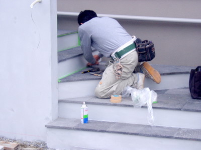 塗装工事に掛かる前に、周りを養生していき・・・