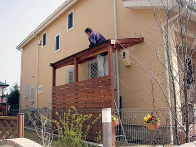 テラスの外面には、板で軽めにフェンスを作成！ その後に職人さんが代わって屋根・樋を取り付けます。