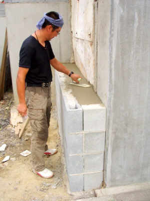 ご施主様側に入ったブロック積に隙間はセメントで出来る分の補強作業を。