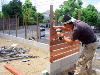 アイアンウッドを使用したフェンスのパネルを柱に固定していきます。