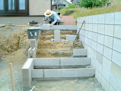 そのブロックとブロックの間に、階段用のブロックを制作します。