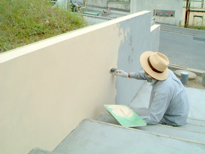 少し前に下地をした壁の仕上げに樹脂系の塗装を行います。