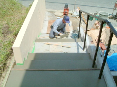 次に階段の仕上げに左官でコテ押さえで仕上げていきます。