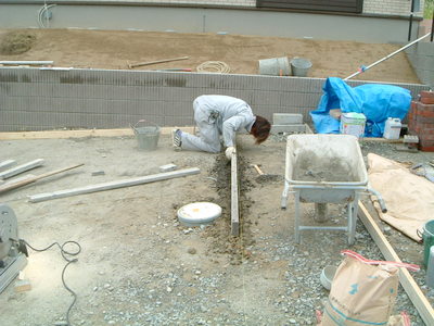 ガレージ部の砕石を敷き均し、コンクリート部の型枠組みを。