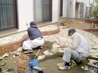 タイル仕事で天然石を使用しての石貼りガーデンポーチを作り上げていき・・・