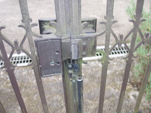 門の錠周囲の付属金具が壊れて開け閉め出来なくなったので・・・