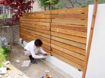 こちらも杉板を使っての板塀をしていきます。 防虫・防腐の塗料を塗っておきます。