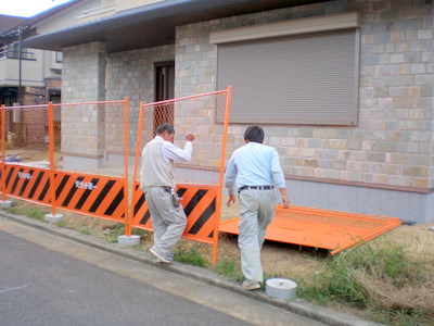 工事開始前に建物引き渡しが終わってから工事開始までの間に防護柵を。