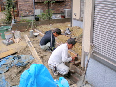 ブロックを積む場所の型枠・配筋・下地のコンクリートを。