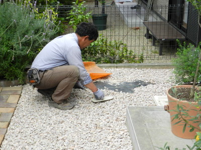 土の部分は防草シートを敷いていき化粧砂利で仕上げます。