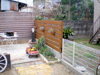 工事を始める前のお庭の様子です。 今回は前回のフェンスと同じく境界部の取り合い工事です。