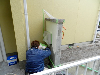 門柱ブロックに左官で下地を作り、樹脂塗装で仕上げます。